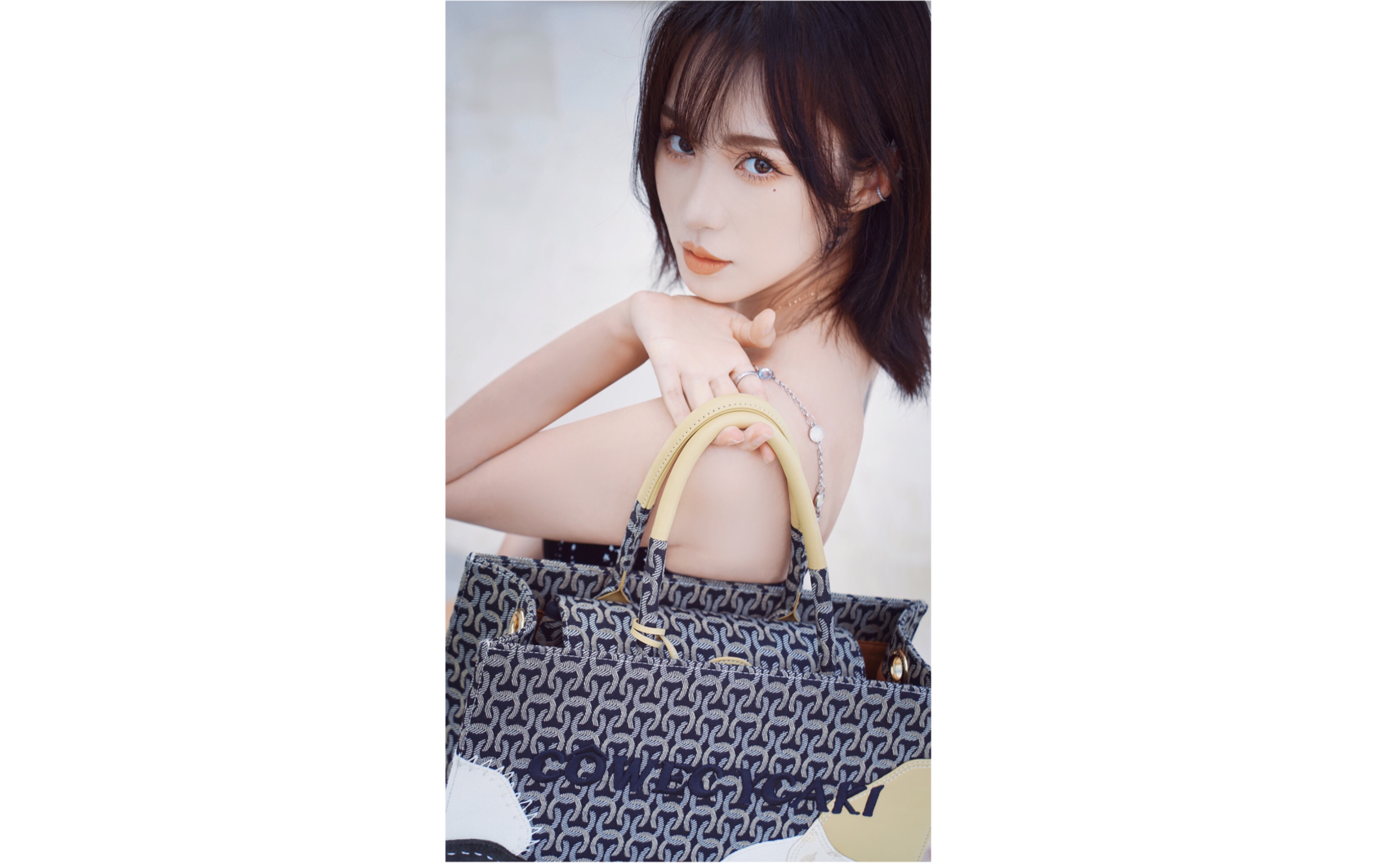 演员闫佳颖jessiey携手cowecycaki全新重生系列手袋装点心情开启夏日