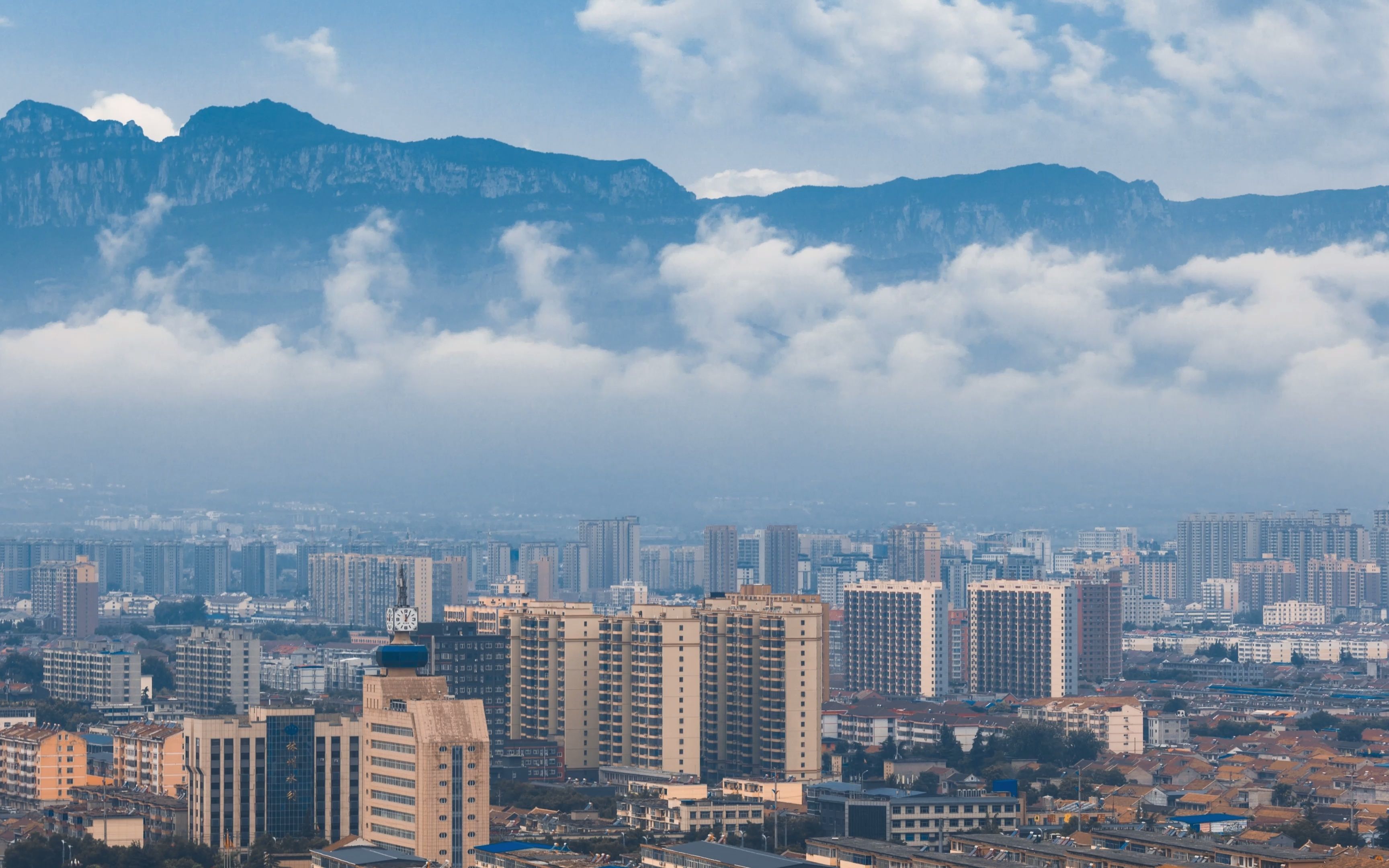 [图]风起云涌 雨后太行山腰环绕的云彩 4K延时