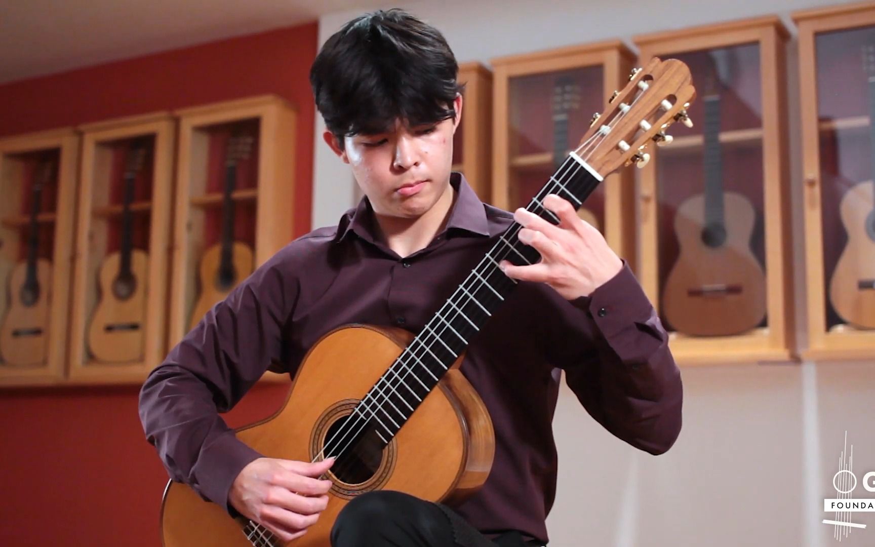 [图]J S Bach's 'Lute Suite in C Minor, BWV 997 - Fuga' played by Ethan Boyers on a 2