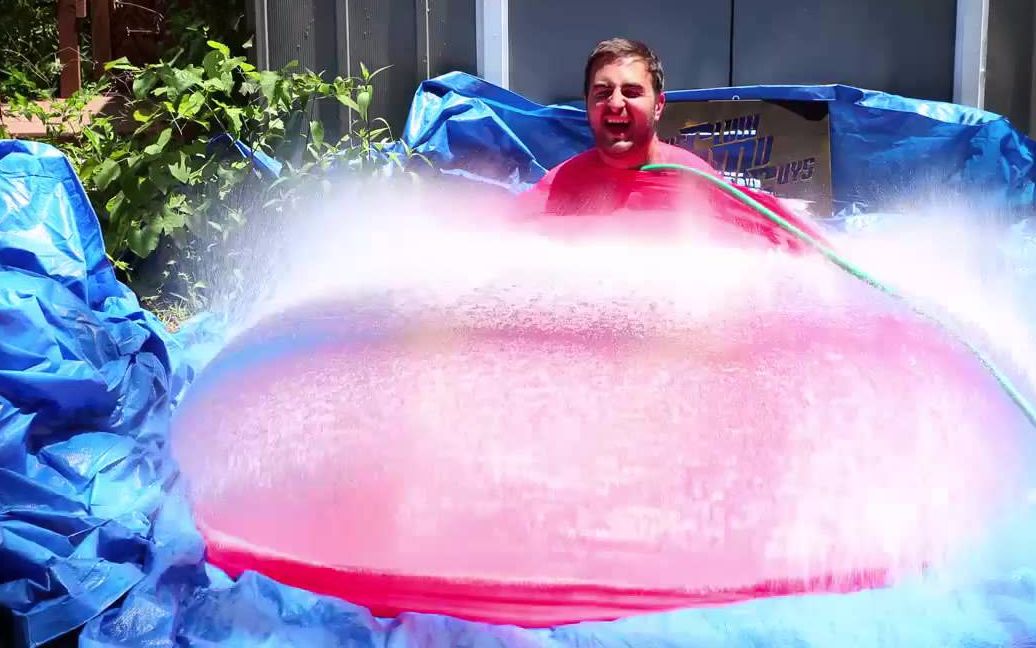 足足72英寸的大水球,当人跳上去会怎么样?