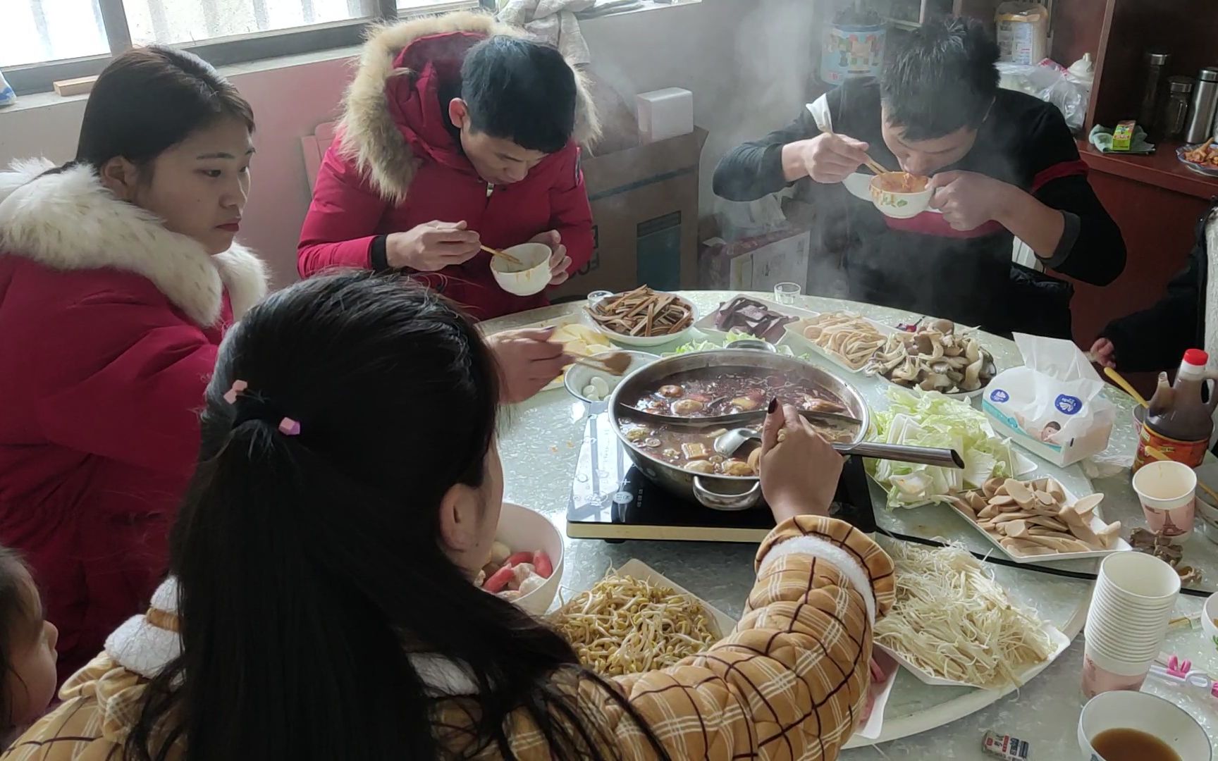 入味哥和家人吃鸳鸯火锅,16道配菜打底,兄弟俩喝点,全家吃爽了哔哩哔哩bilibili