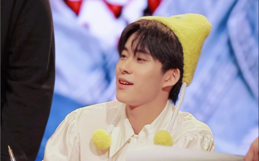 男高中生余沐阳因周末加班而现场请求粉丝直播球赛比分