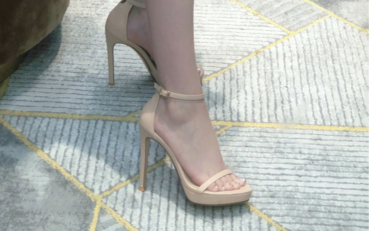 试穿超高跟夏季凉鞋