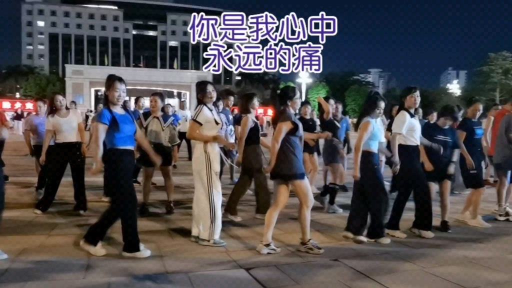 [图]美女现场演绎《你是我心中永远的痛》