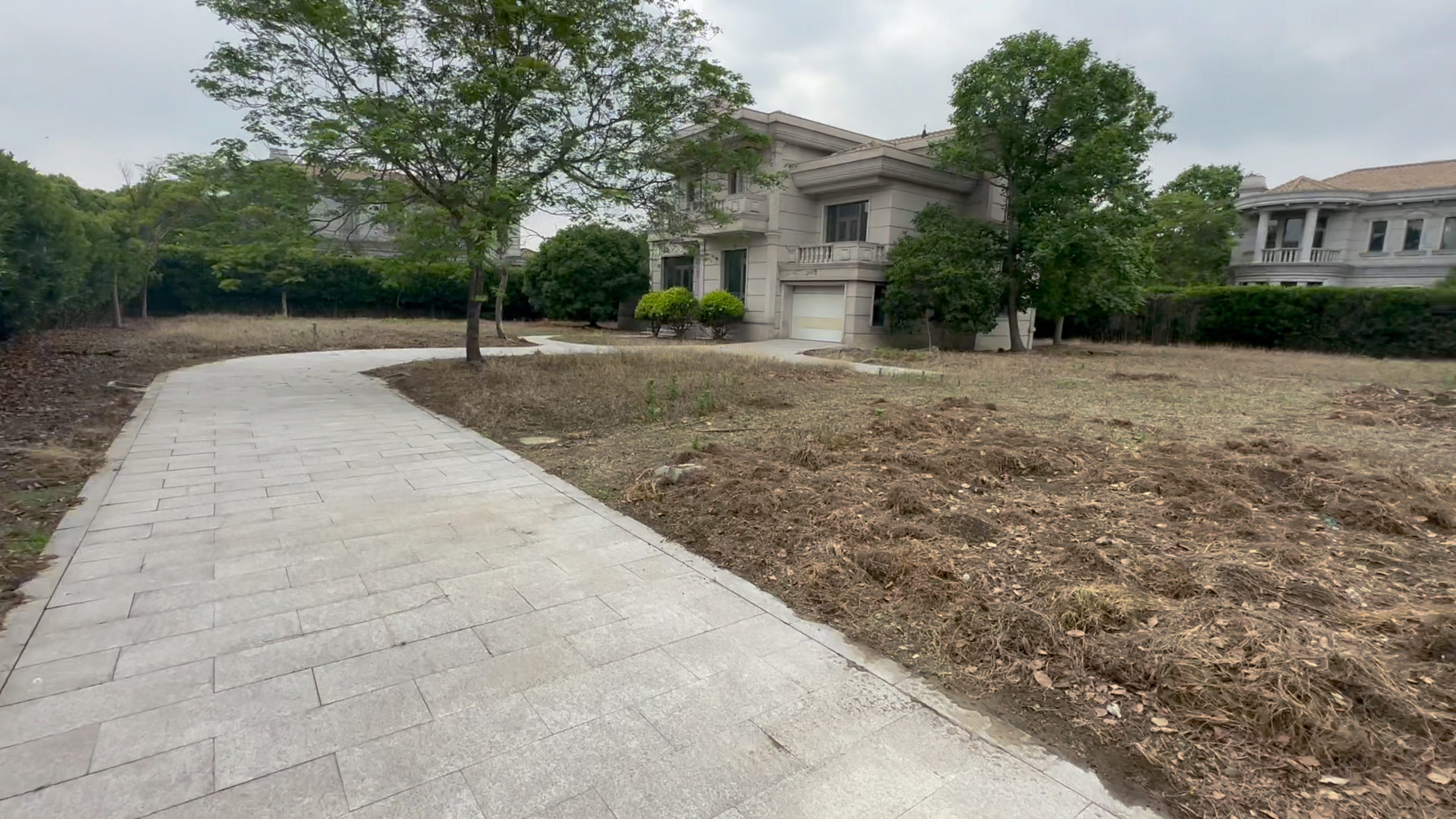 上海紫园,背靠佘山,占地2241平,可看佘山!