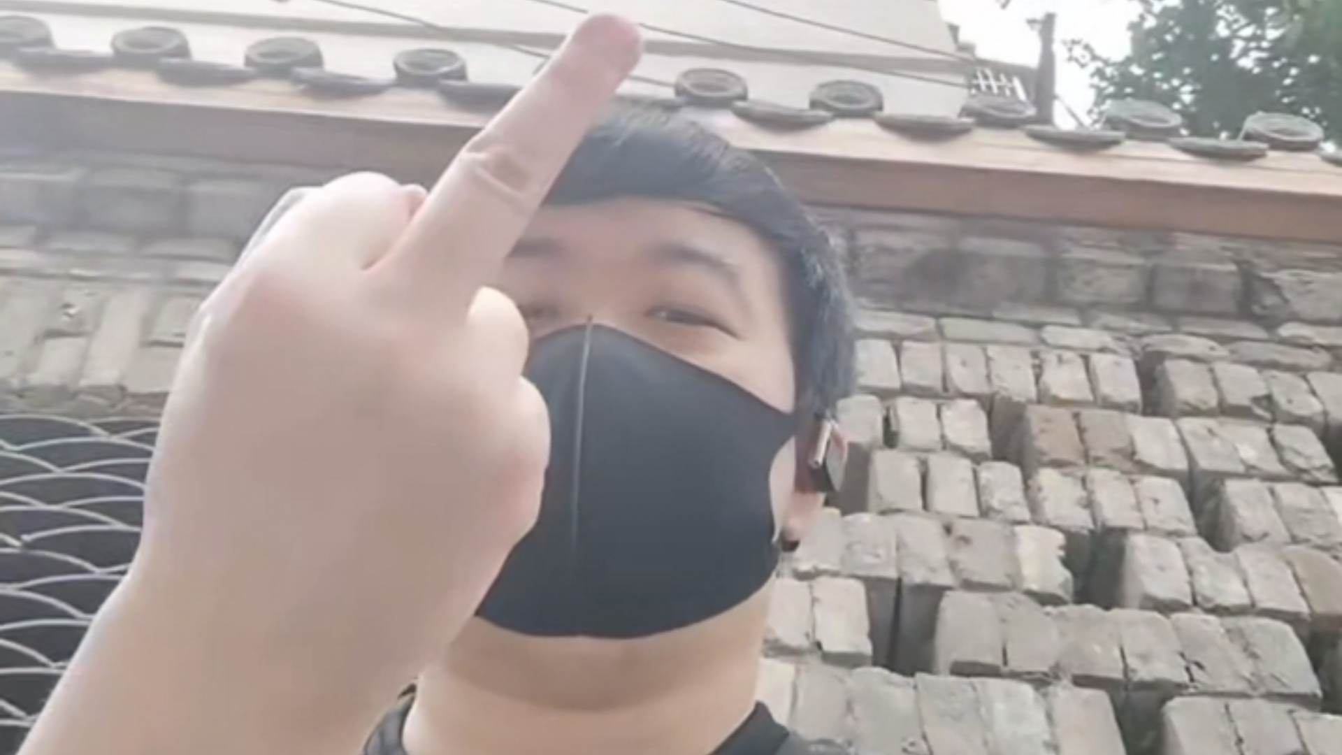 清雨周末首次露脸中指挑衅全网！不服来干！奉陪到底！