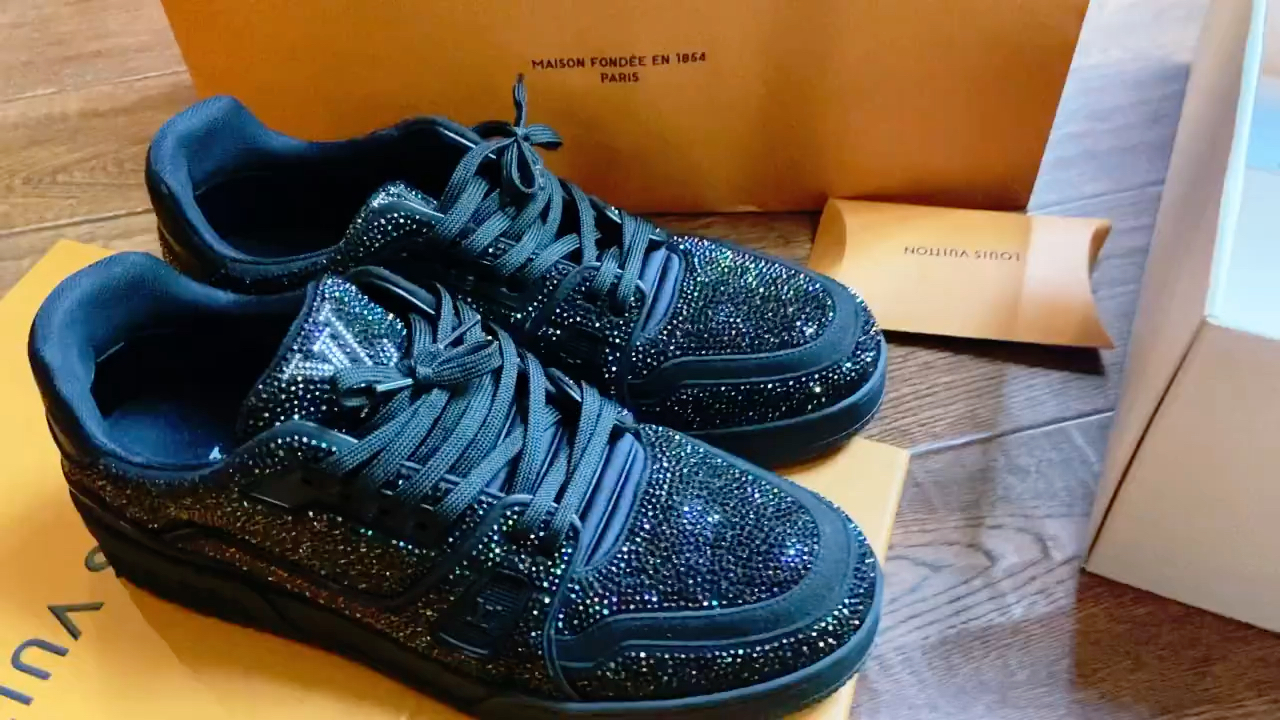 lv 满钻 trainer 限量款黑色满钻黑水泥穿上就是最靓的仔