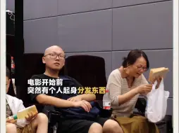 妈妈带孤独症孩子看电影，刻在骨子里的习惯让人心疼。。