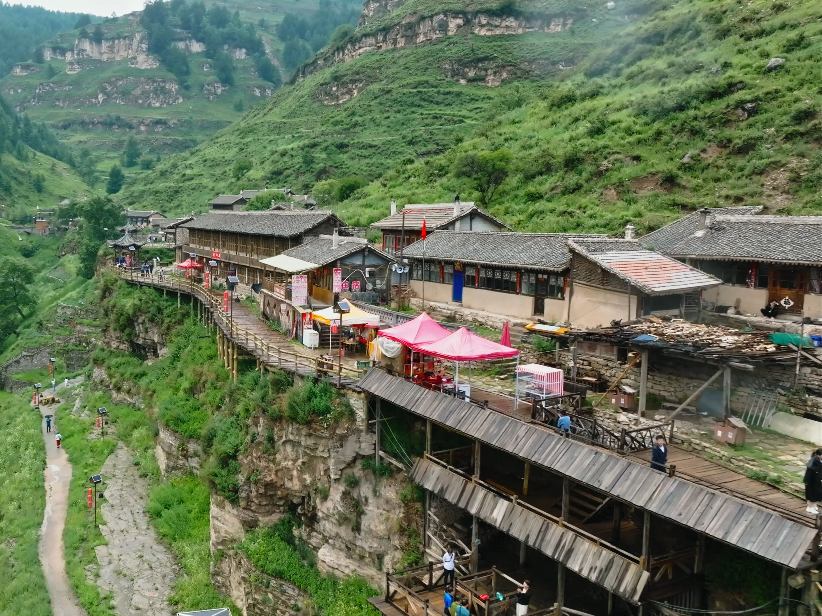 这个村里的人为了凉快居然住在了悬崖上?走进悬空村探访清凉山西哔哩哔哩bilibili