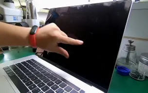 Video herunterladen: 苹果16寸MacBook Pro液晶屏损坏维修，注意这三个细节你也能成为维修“大神”