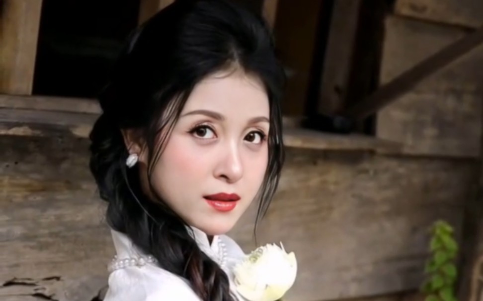 落红麻花辫,古风缠绵意.