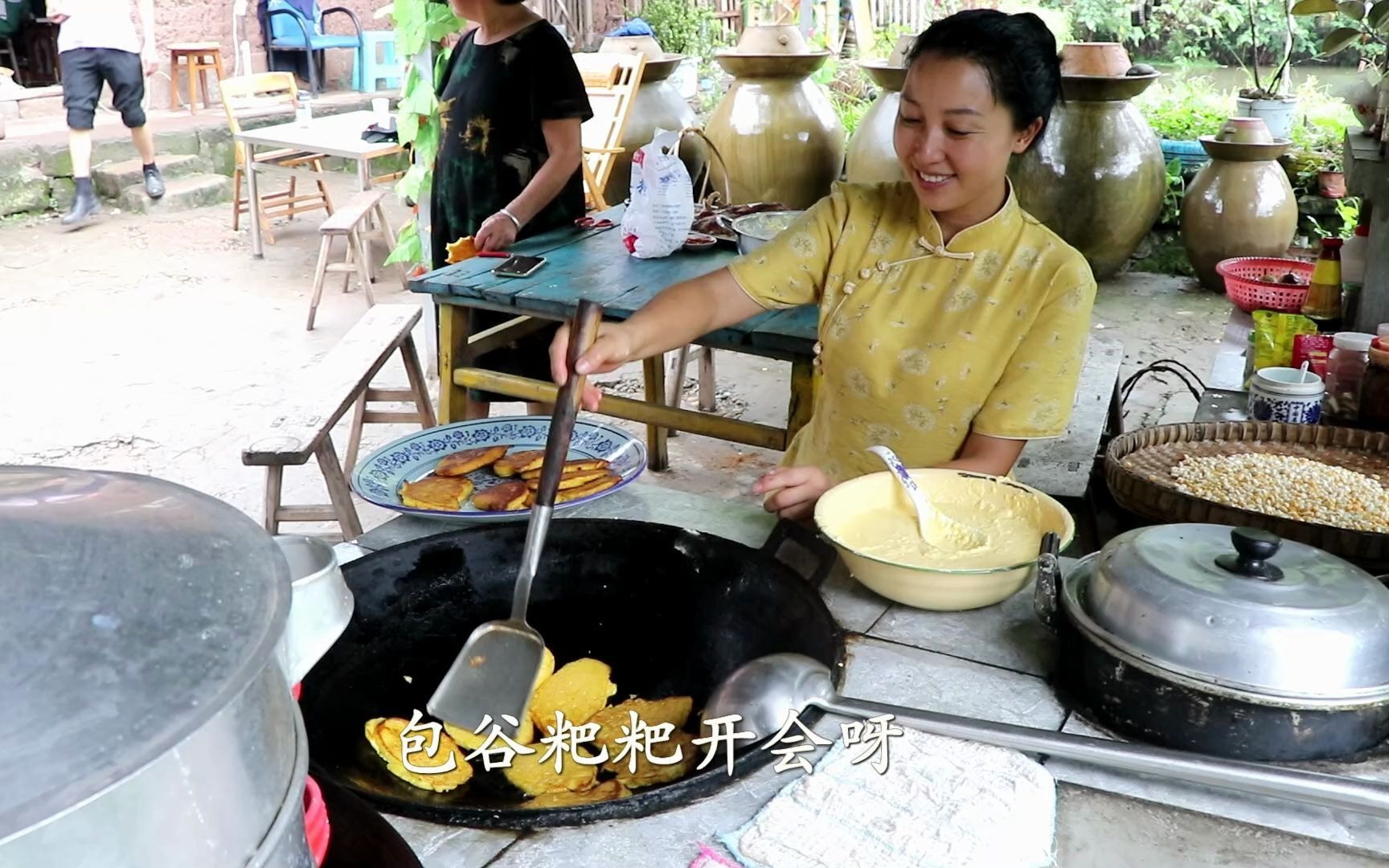 婆婆来了,幺妹儿烤鸭和玉米粑招待,吃货摄影师口水直流要求换人哔哩哔哩bilibili