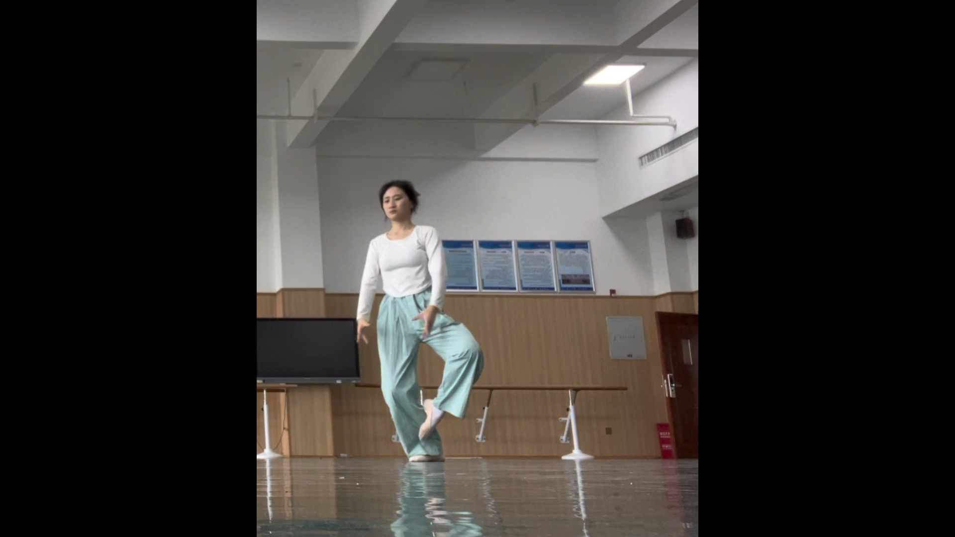 这次没有out啦!这个芭蕾基训组合是fendu(单腿蹲)