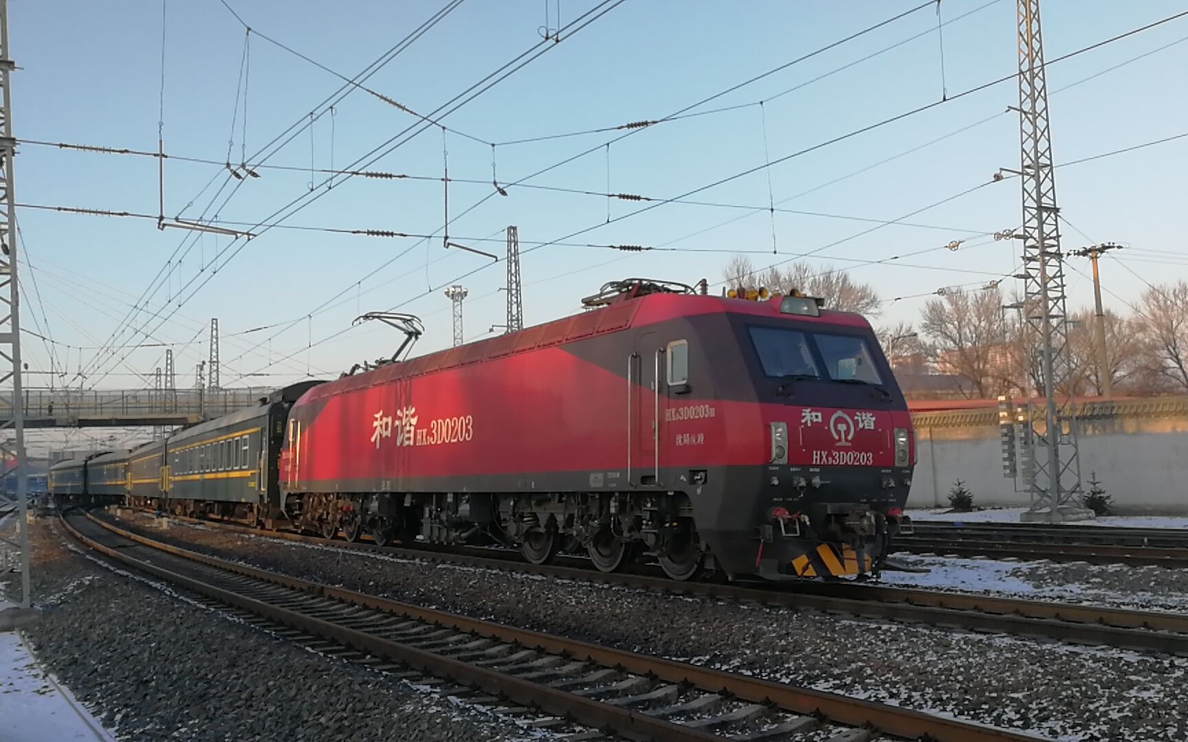 沈沈hxd3d 0203牵引k39次通过哈尔滨三棵树车辆段