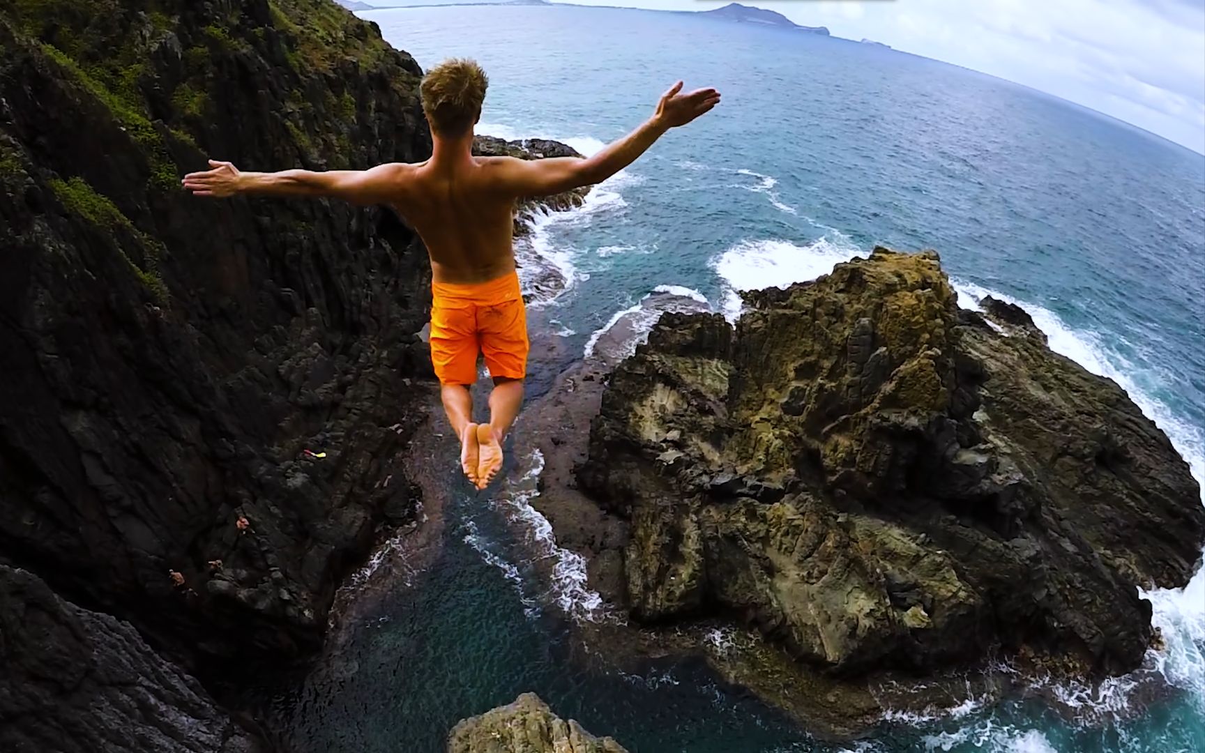 [图]4K Jumping Hawaii 夏威夷悬崖跳水 挑战80英尺高度