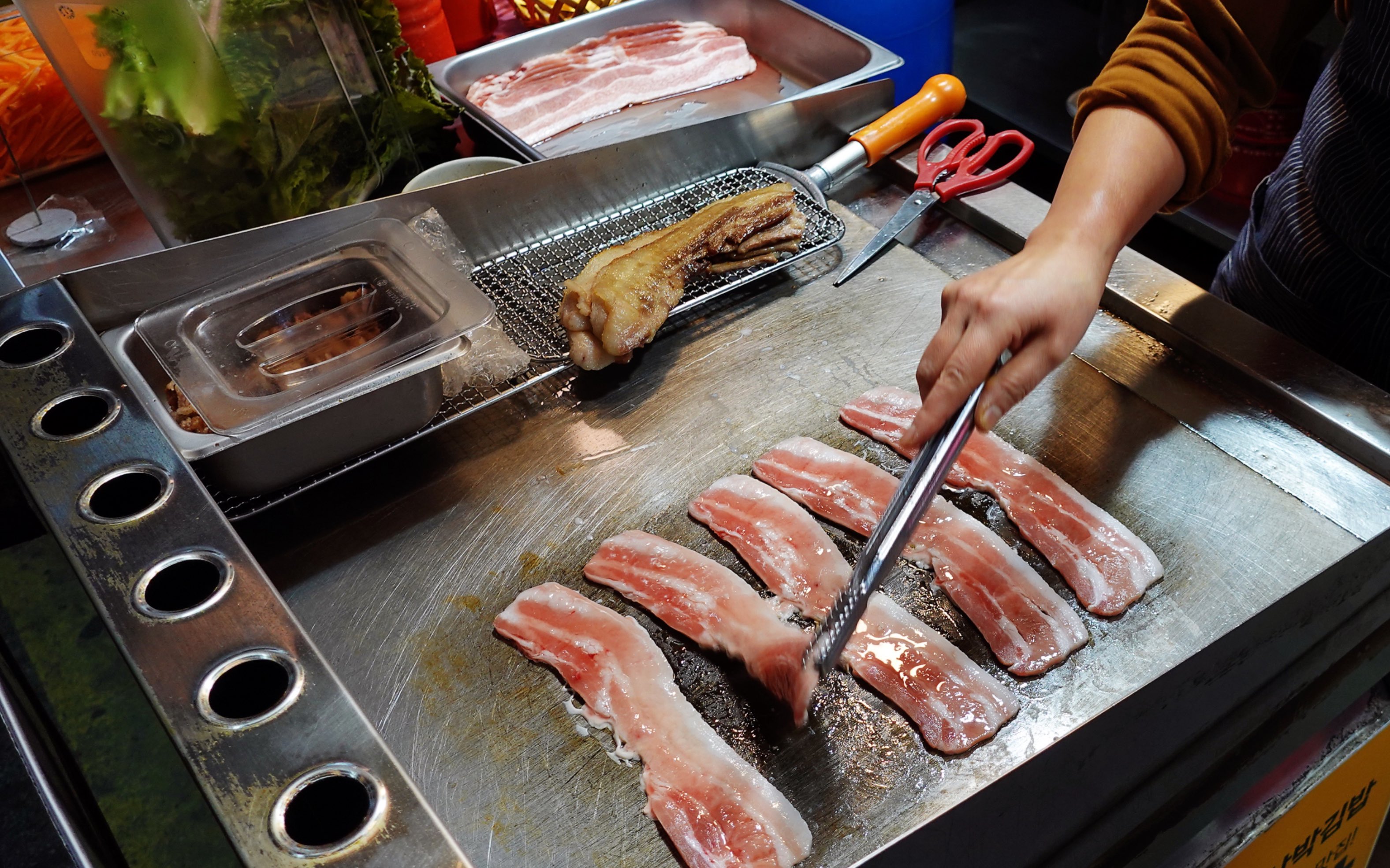 韩国街头美食釜山夜市里的烤五花肉紫菜包饭这一片肉也太馋人了