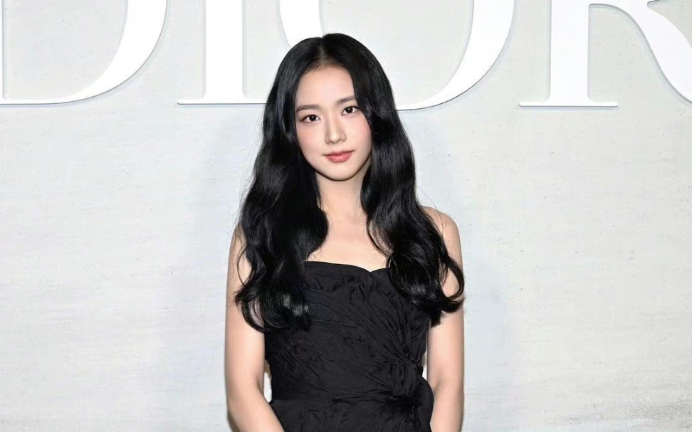 jisoo出席迪奥23春夏大秀.黑发红唇,优雅大方.