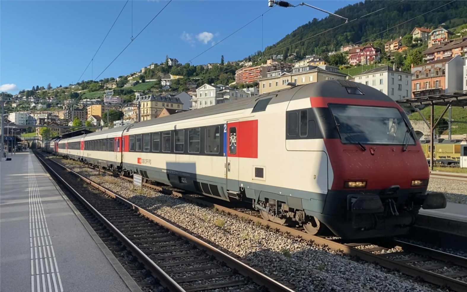 瑞士联邦铁路re460电力机车动集混合编组ir90线brig布里格方向列车