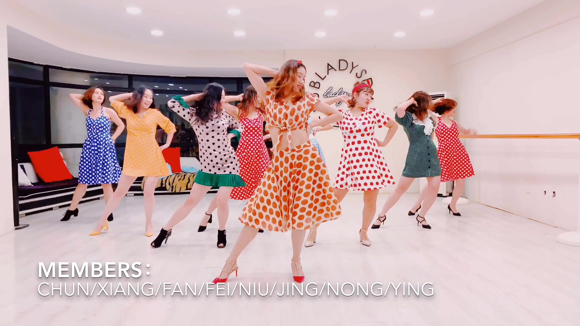 一大波港风美女来了-复古爵士舞 周慧敏《自作多情》青岛ladys舞蹈