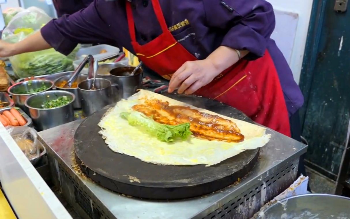 阿姨辞职街边摆摊卖煎饼,动作娴熟,煎饼一分钟就出炉!