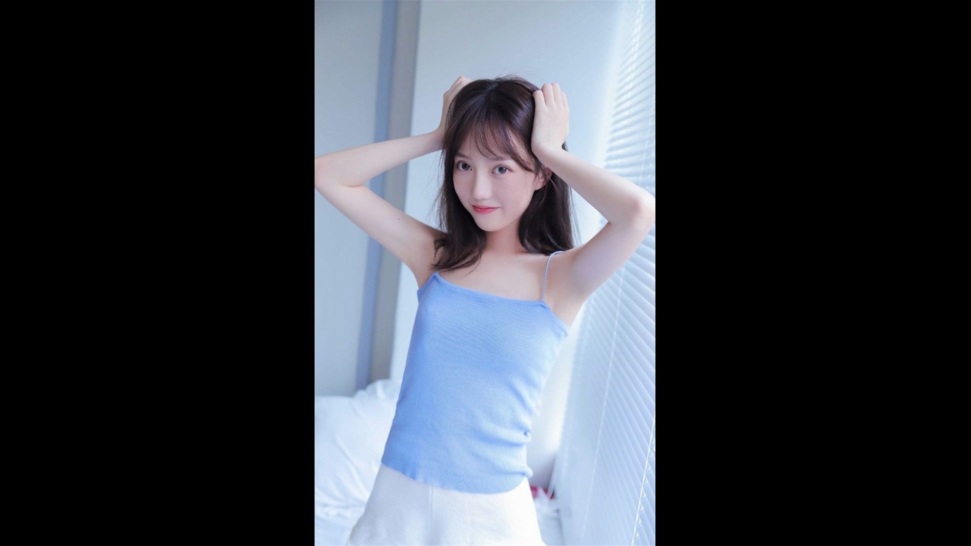 大御后宫清纯的学生妹美女蓝色吊带上衣寝室写真