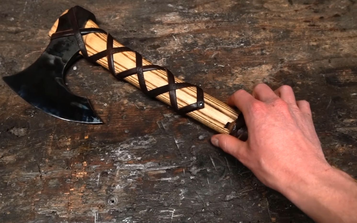 旧斧头重新锻打制作一把精美的斧头