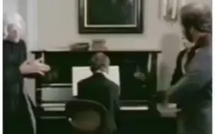 Descargar video: 当李斯特遇到不练琴的学生 | When Liszt encountered student that didn't practice