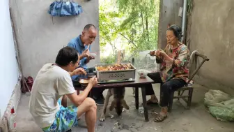 Télécharger la video: 今天直接爆护鱼太多，抗不动了，做个烤鱼吃的很满足