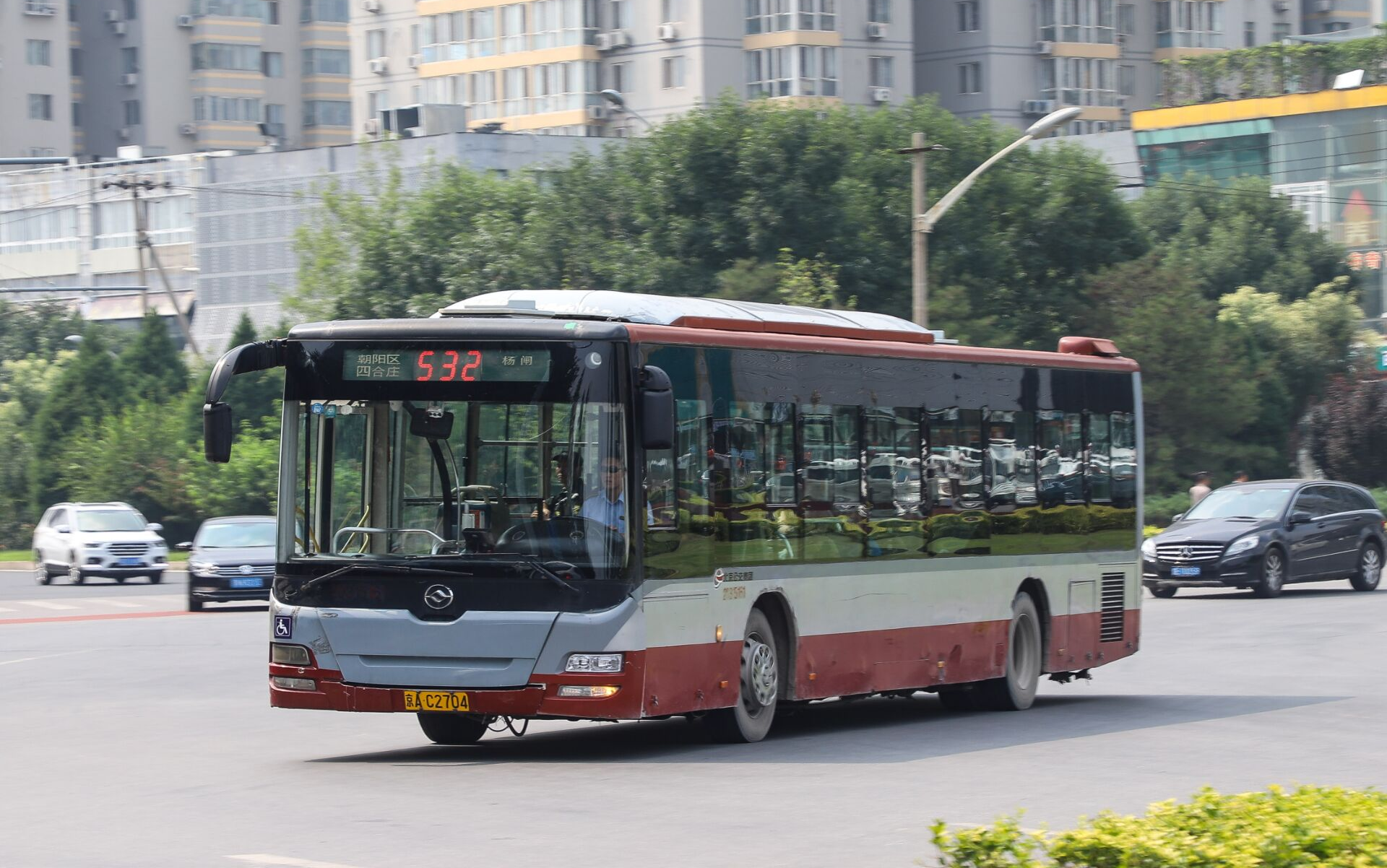 「套跑的屑」532路