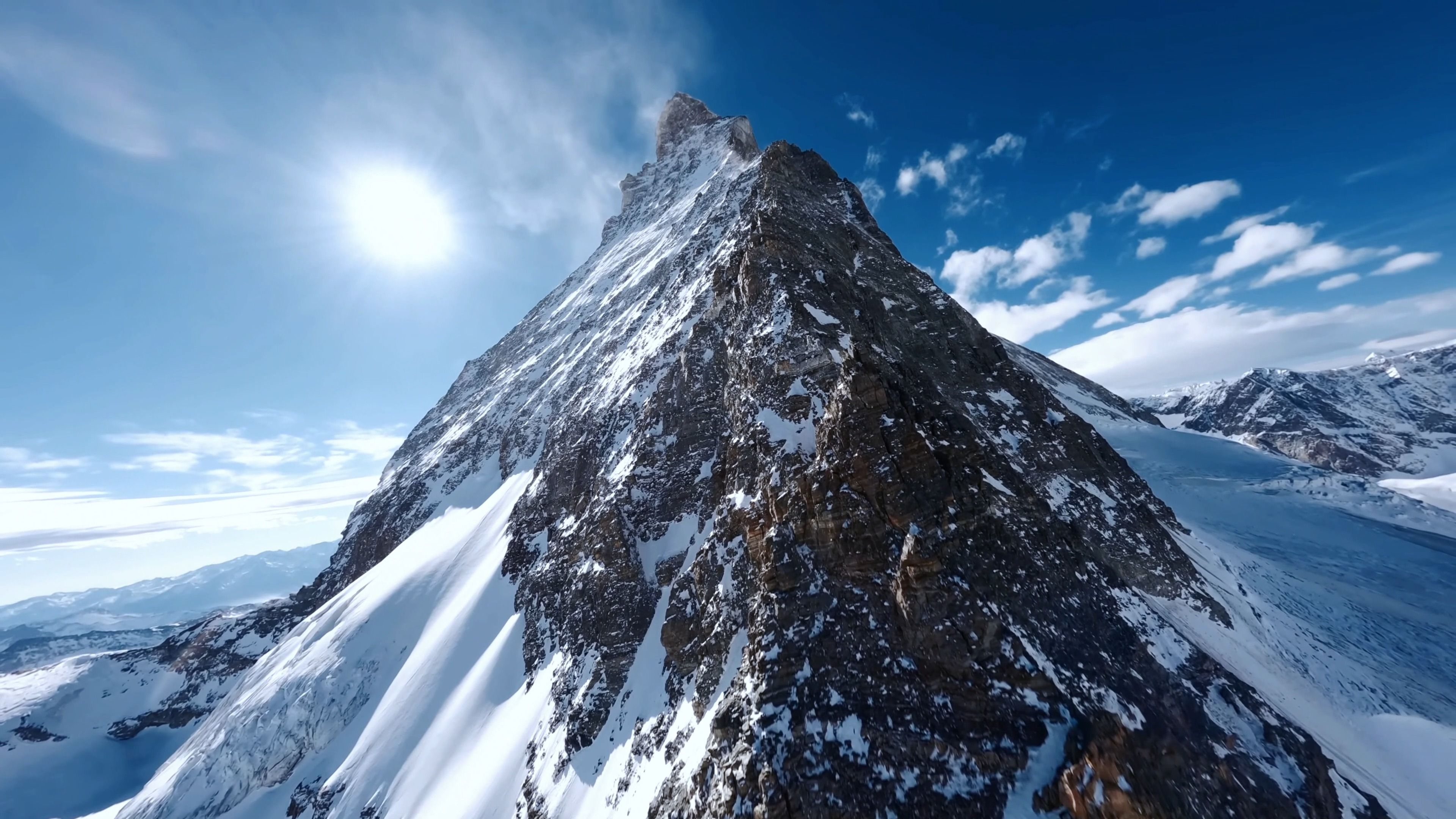 阳光下的雪山太美了~飞行器拍摄