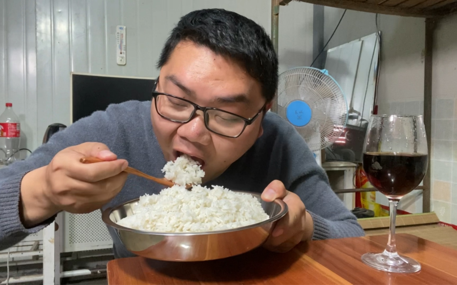 下午开工,中午忘记买菜了,真正干饭人没有菜照样干一大盘米饭