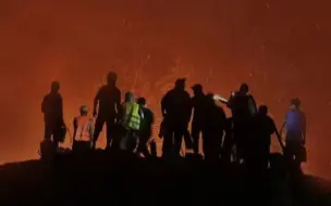 Скачать видео: 重庆北碚缙云山明火被扑灭，救援人员现场欢呼呐喊“胜利啦！”