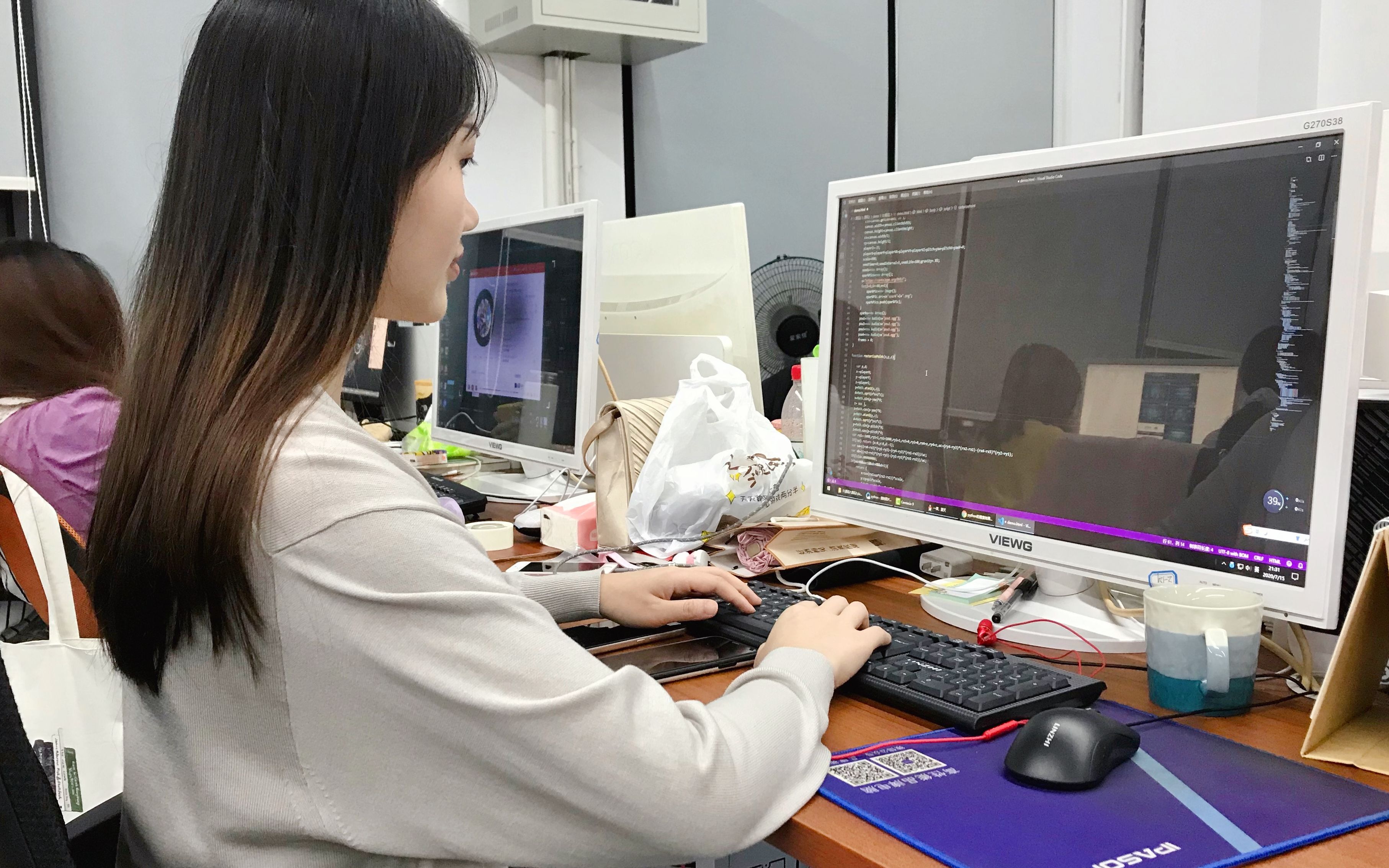 程序员小姐姐直播写代码三十秒爬取全网vip电影