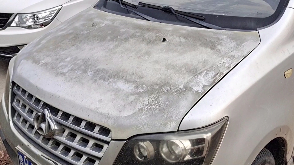 车漆严重老化,碰到抠门车主只出300块钱,非得让我帮他修4个面