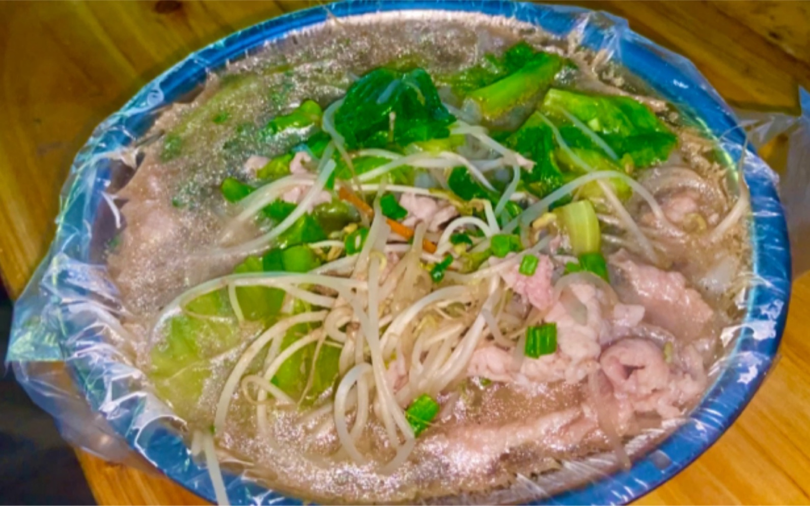 广西一家夜市小摊8元一份鲜肉煮粉量多好吃又便宜