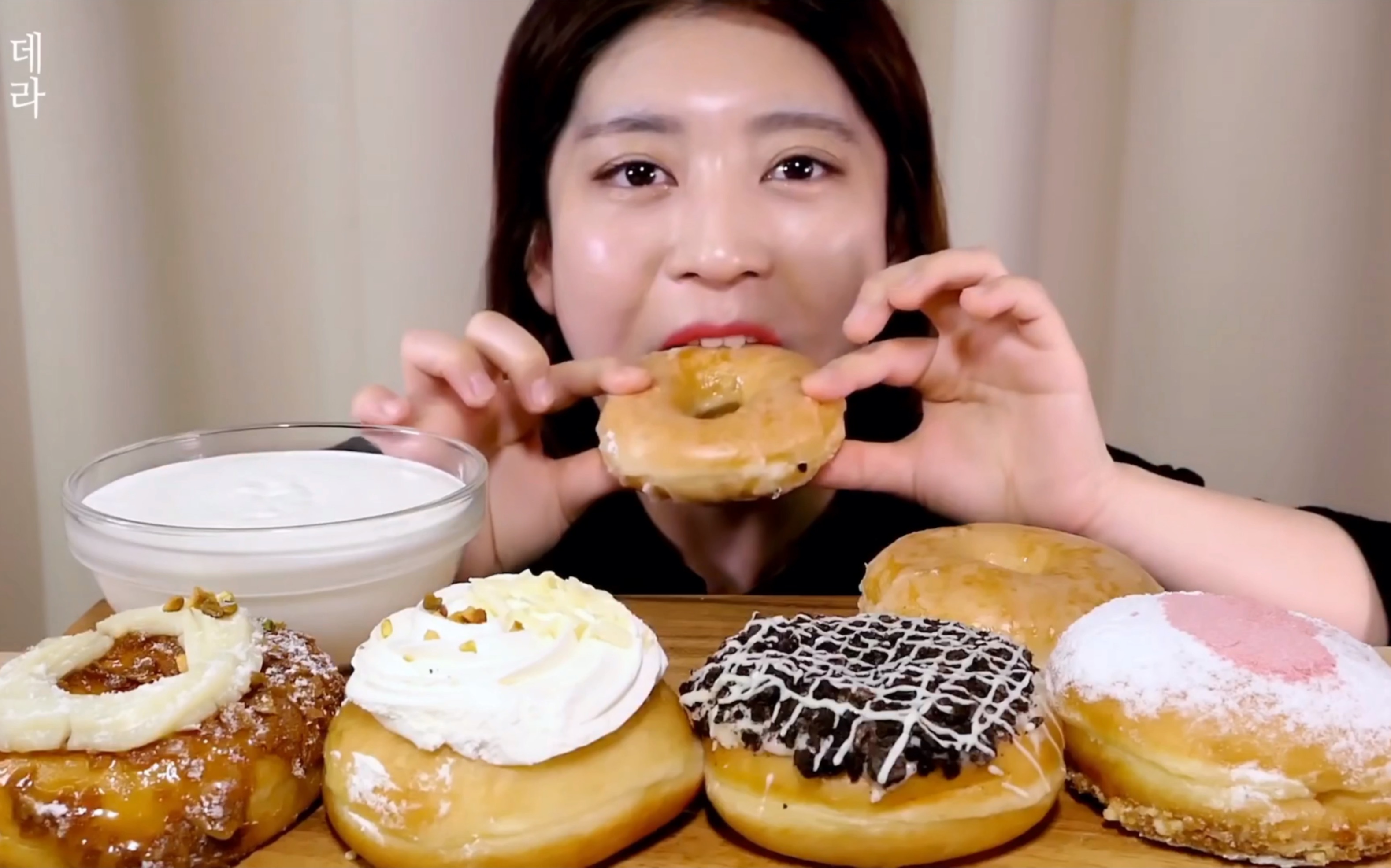 【mukderella】中文|超级好吃的甜甜圈～这个小姐姐还