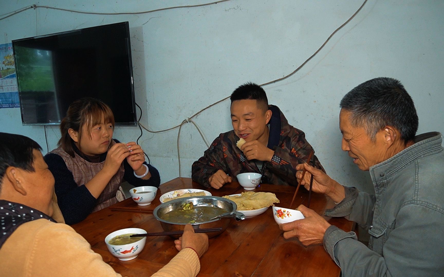 幺弟夫妻干活回家,老妈做一盆酸菜胡豆汤,配上麦饼,一口汤一口饼,吃得乐呼呼哔哩哔哩bilibili