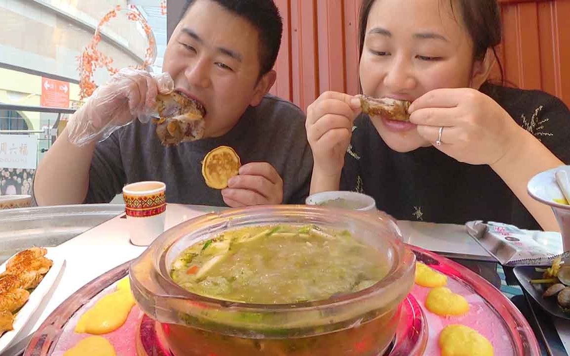 超小厨带媳妇下馆子水晶火锅鱼烤棒骨玉米饼新奇吃法很过瘾