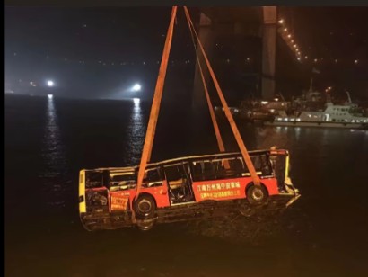 重庆公交车坠江事件