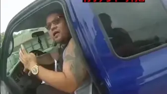 指头断了也要开枪保命，执法警员遭遇开门杀，以一敌三拼死制服嫌犯！