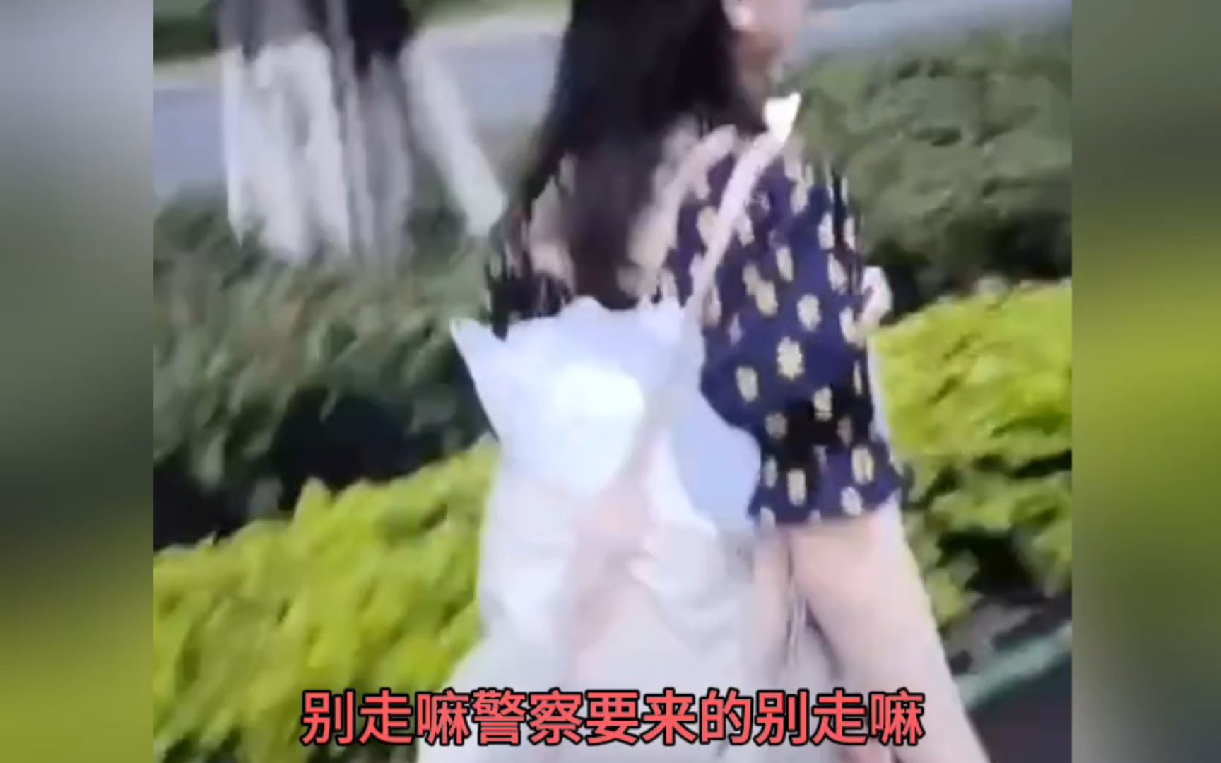 5月27日,福建厦门.女孩乘网约车不系安全带,司机劝说无果还被其砸车,说句“溜了溜了”后直接下车走掉.哔哩哔哩bilibili