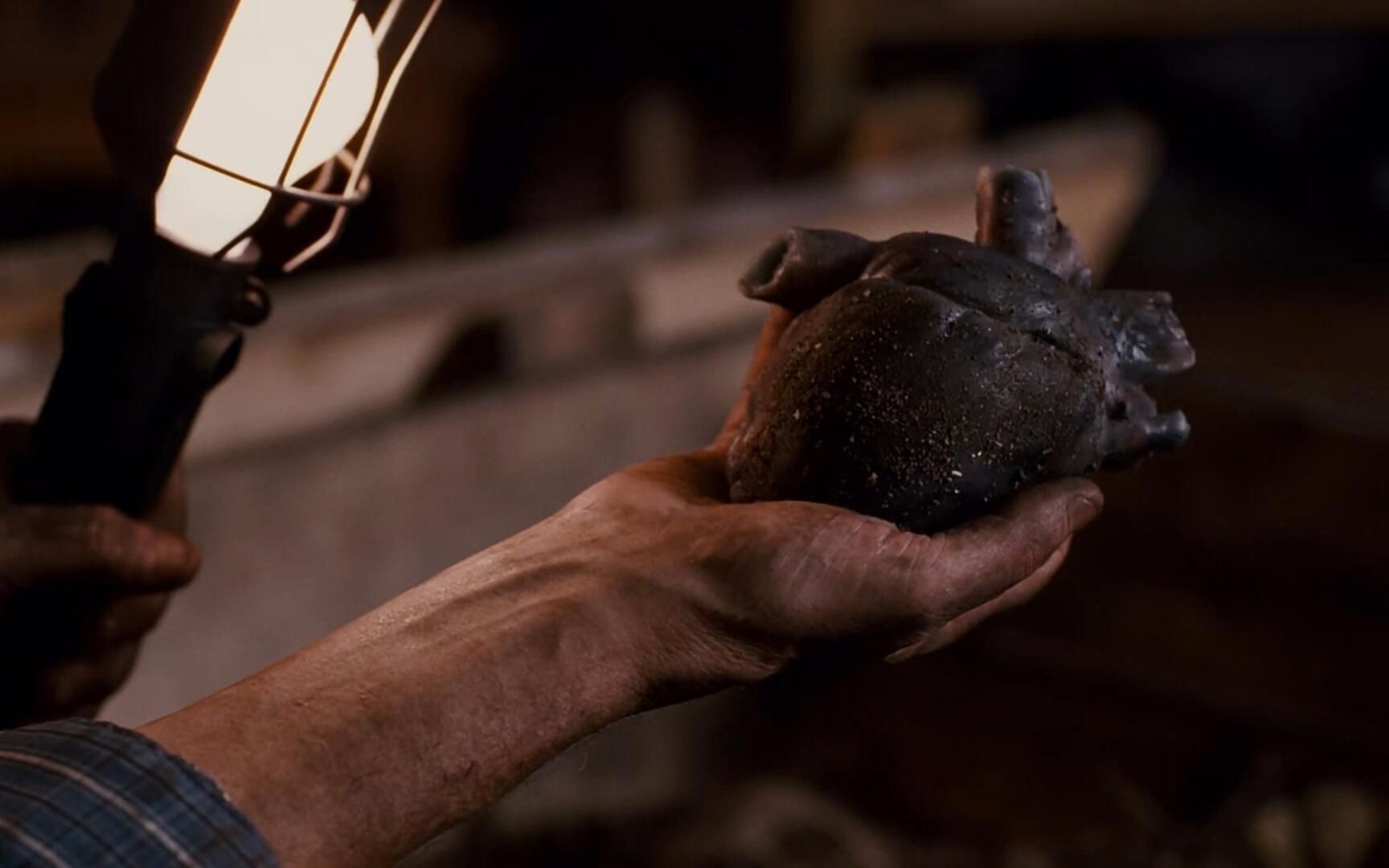 老师意外挖出一颗黑色心脏,吃下后身体发生变异,变成了怪物!