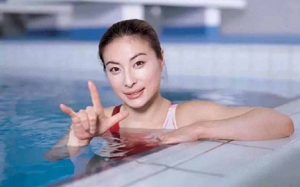 郭晶晶病情瞒不住,看到照片让人心疼,难怪霍启刚那么宝贝她!