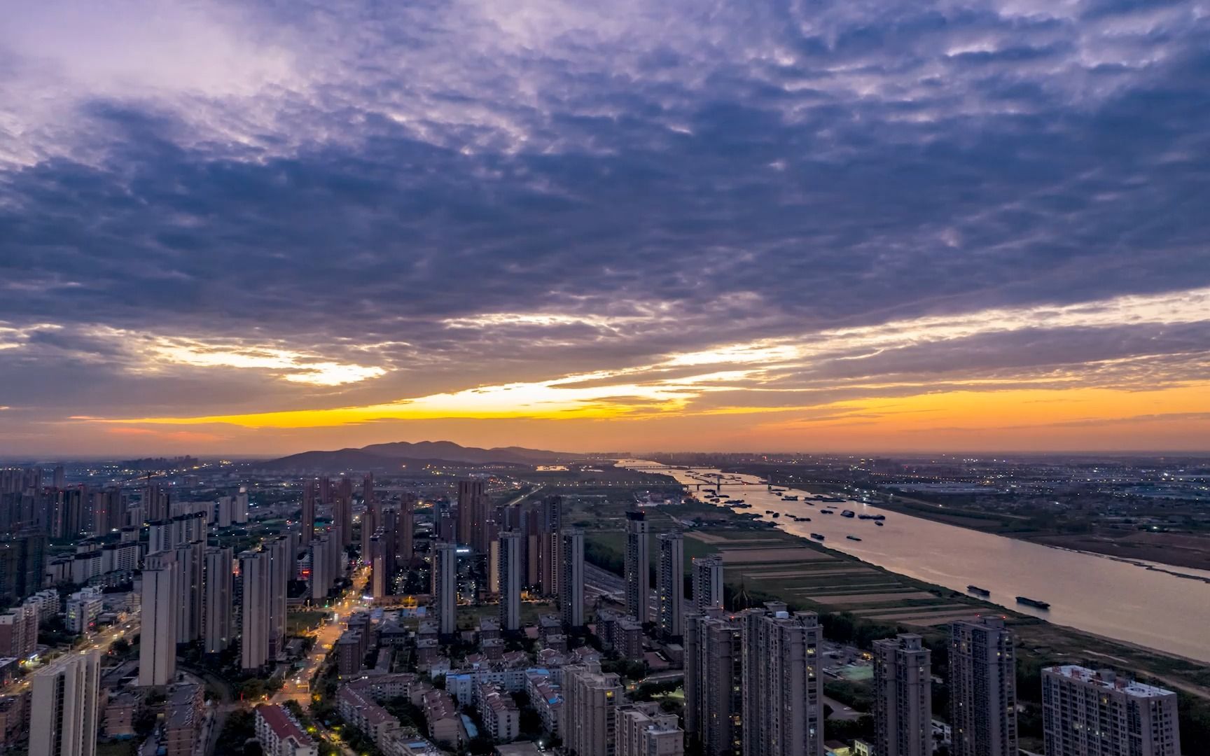 [图]大美淮河。淮河，蚌埠的母亲河，从原来淮河边的一座小渔村，成长为今天皖北的一座工业重镇。如今，靓淮河工程正在如火如荼的进行中，这样美丽的淮河你见过吗