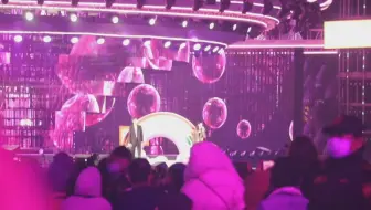 宋茜宋威龙跨年晚会另一视角饭拍《小酒窝》演唱