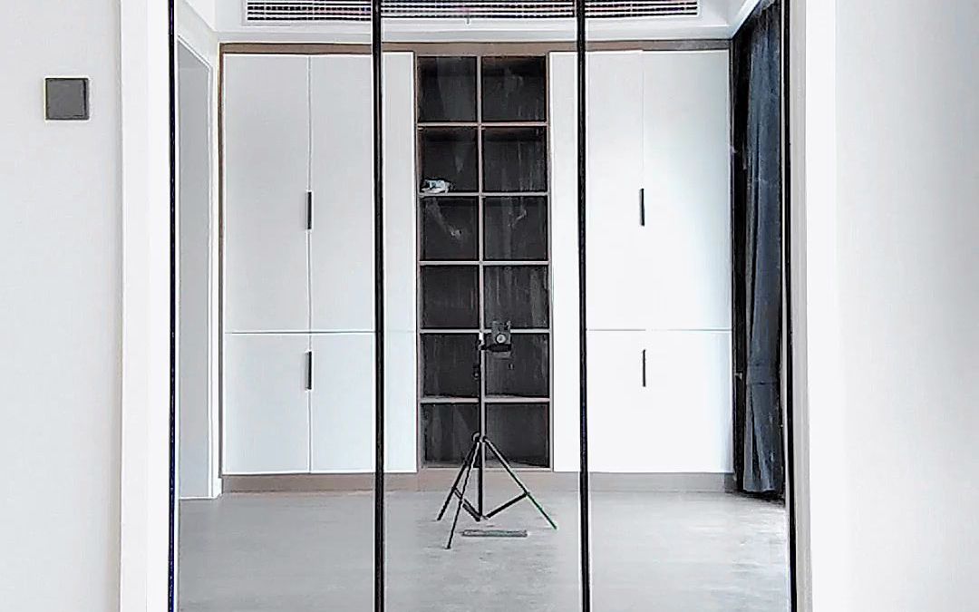 半隐框黑色镜面折叠门