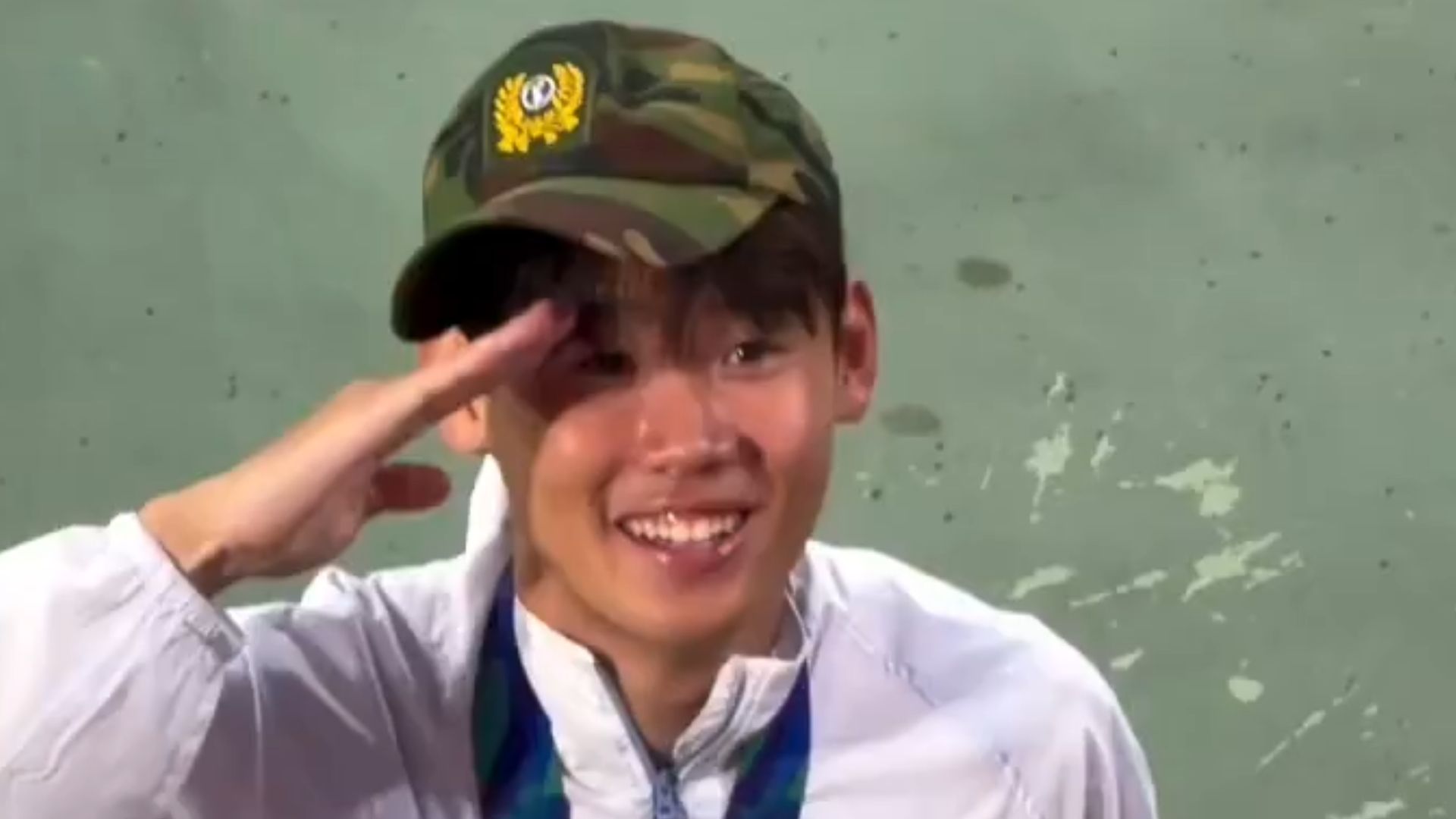 亚运男足韩国夺冠后，球员炫耀免兵役遭批 韩国U23队长机场低头致歉