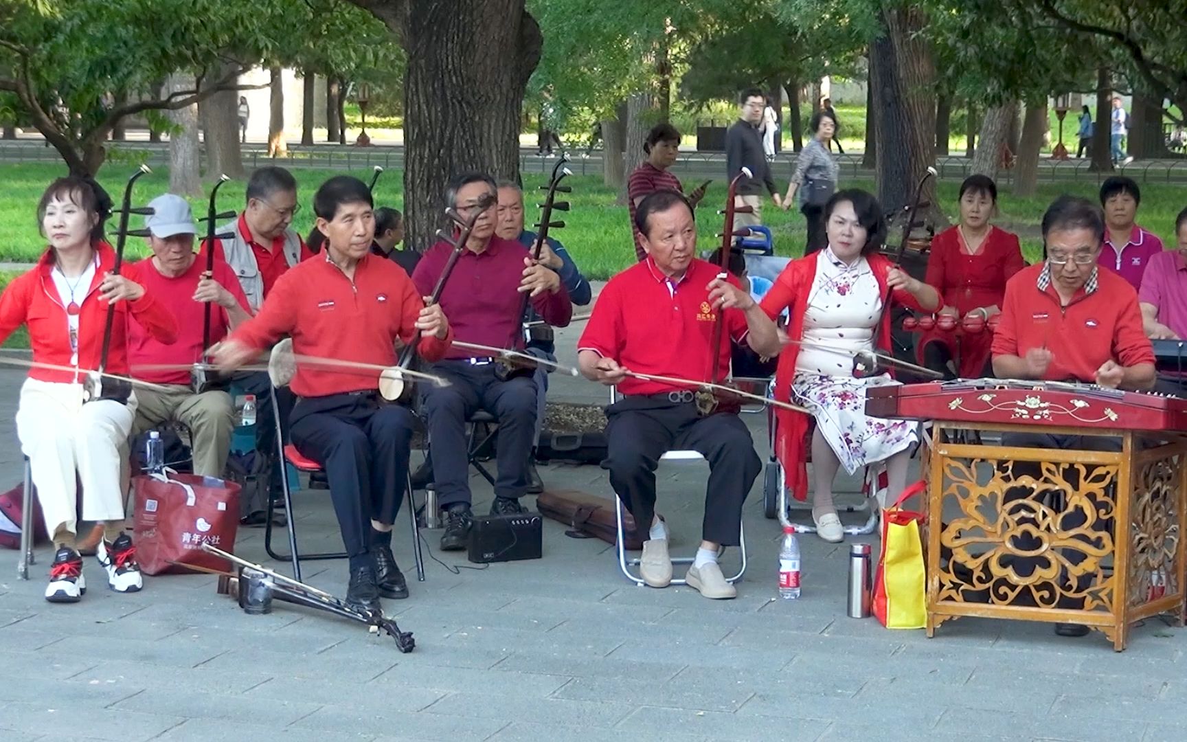 北京天壇琴之聲樂隊奏響激情四溢的旋律電影《地道戰》的組曲