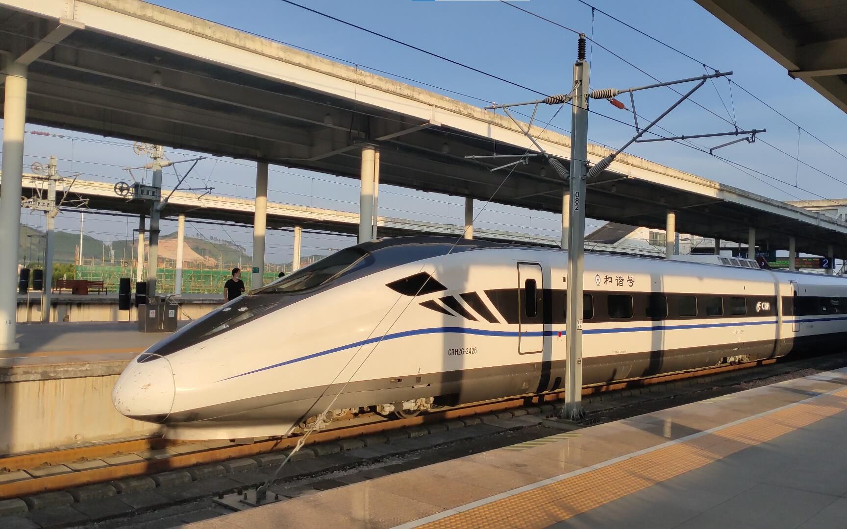 昆局crh2g担当的d3942停靠来宾站2站台.