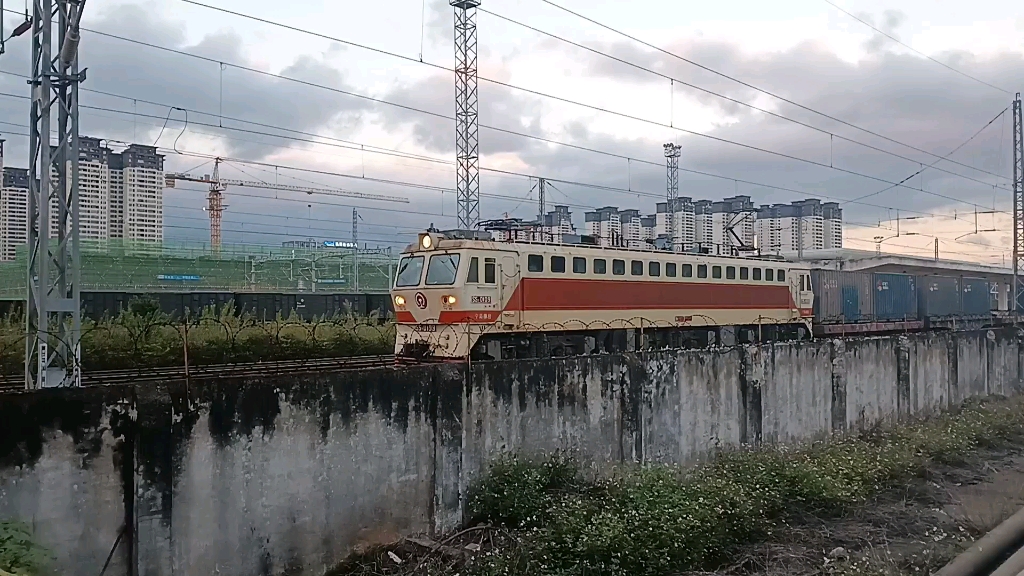 宁局柳段ss7 0109牵引货运列车离开贵港站